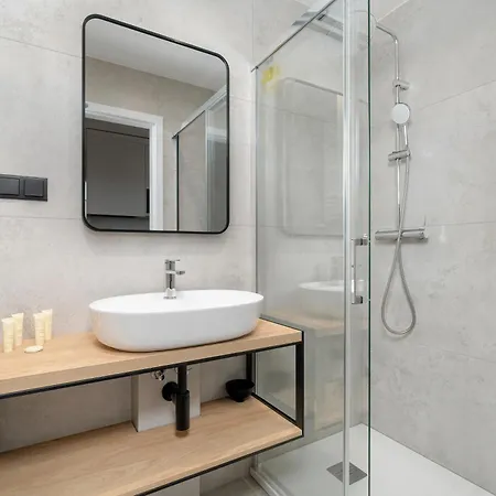 Modern Plac Wolnosci By Renters بوزنان